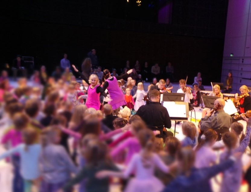 Kuva: https://www.puutalobaby.fi/wp-content/uploads/2017/10/konsertti-laululeikki.jpg